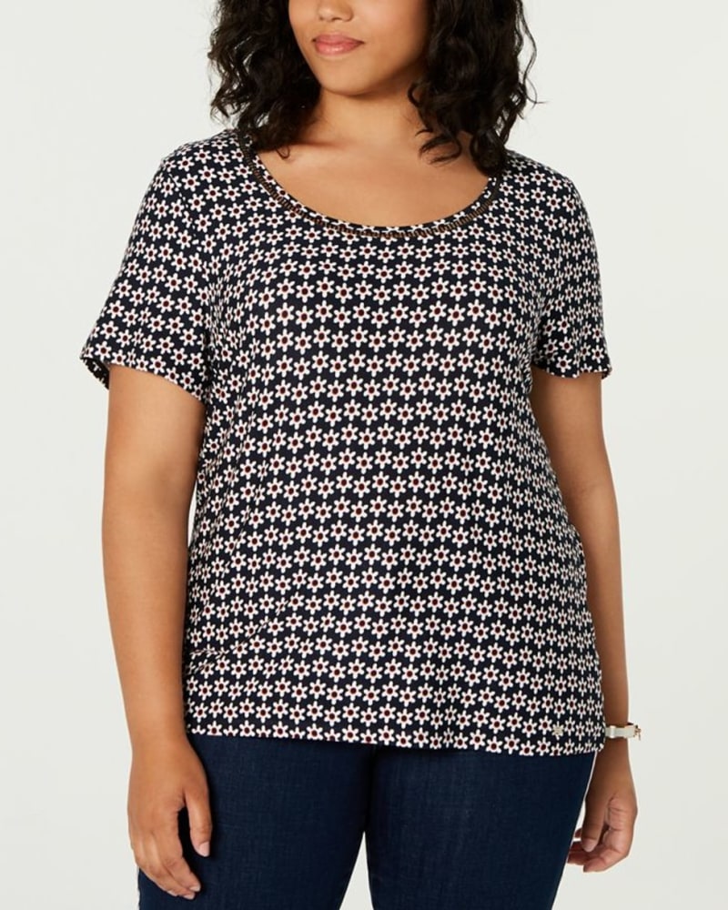 Front of a model wearing a size 3X Tommy Hilfiger Women's Plus Daisy Print Top Blue Size 3X in Blue by Tommy Hilfiger. | dia_product_style_image_id:311594